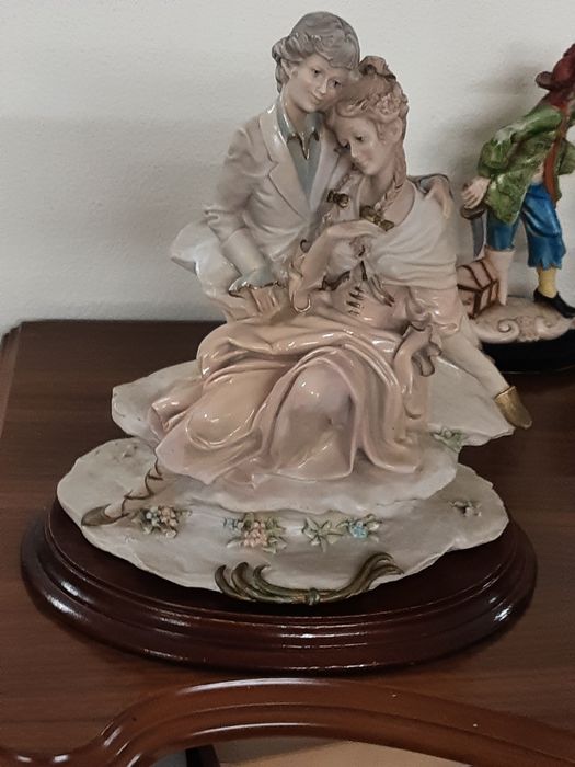 Estatueta  em marfinite marcada  25 cm altura x 22,5 cmx 18,5 cm diâm