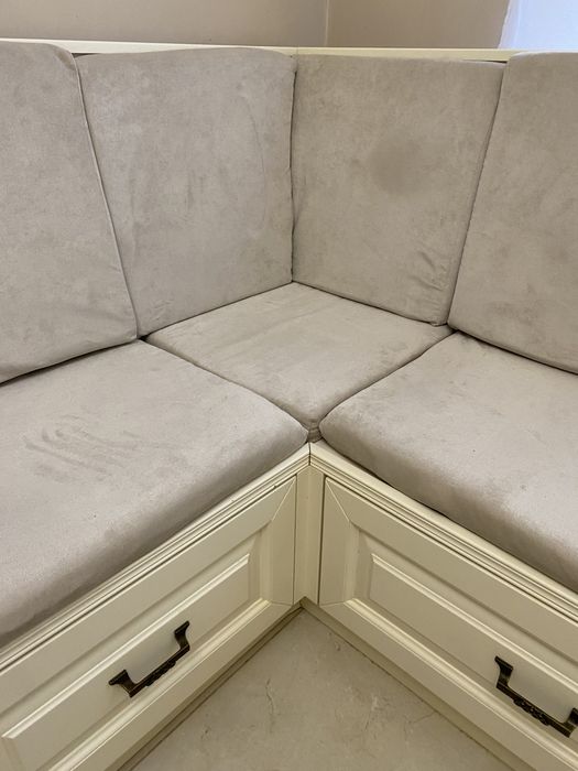 Кухонный уголок молочного цвета