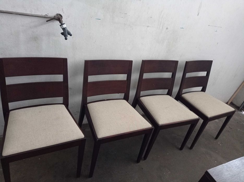 Conjunto de Mesa em carvalho escurecido,4 cadeiras em bom estado ,
