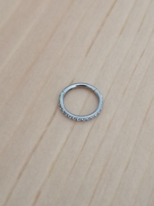 Brinco clicker prateado como Novo
