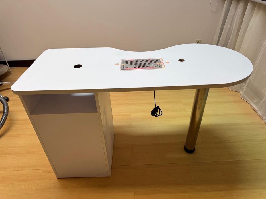 Mesa de Manicure com Aspiração