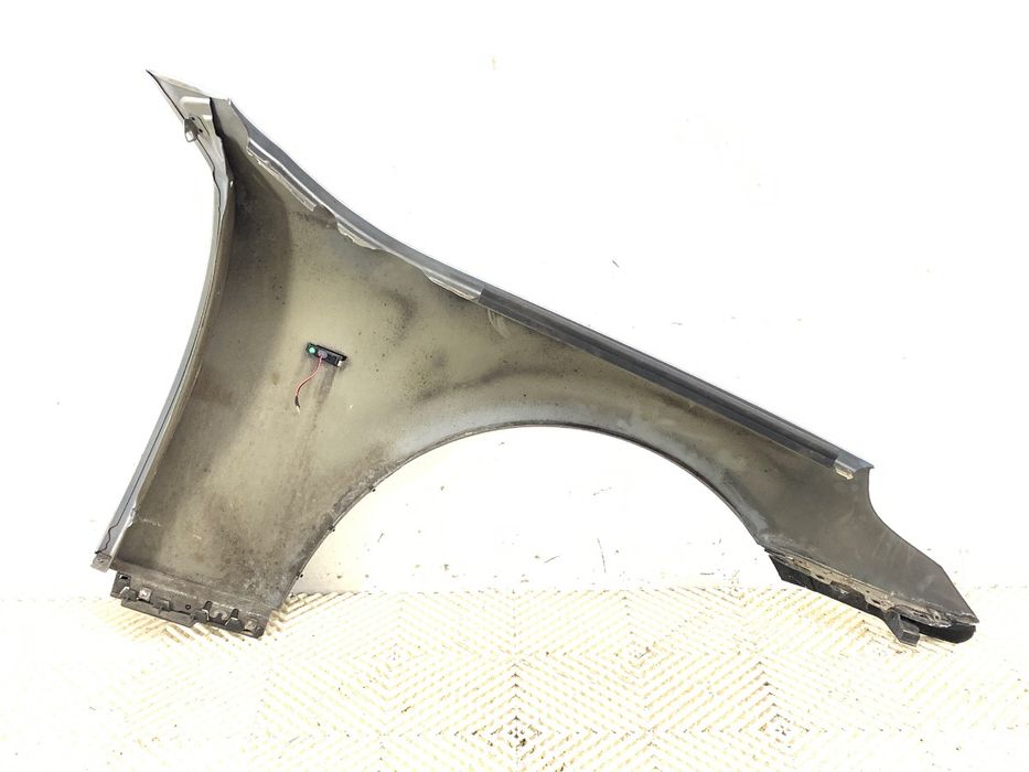 BŁOTNIK LEWY PRZÓD BMW E60 Sedan/Limuzyna 03-10 SREBRNY OSŁONA