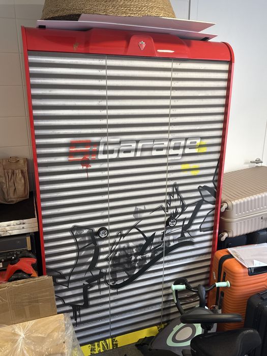 Armario para quarto menino estilo garagem de carro