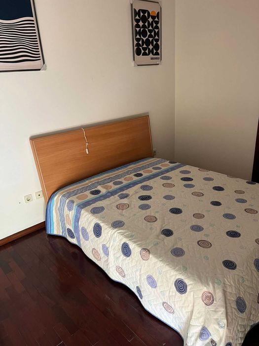 Cama de casal, plataforma, colchão e espelho