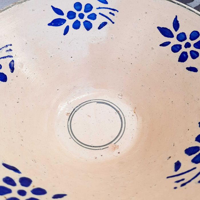 Saladeira antiga de faiança portuguesa do século XIX.