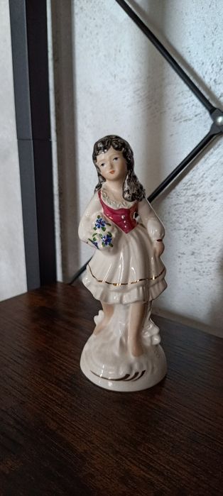 Figurka porcelanowa , dziewczynka z bukietem kwiatów