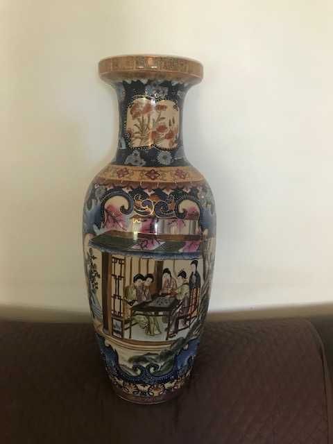 Jarrão em  porcelana chinesa pintado a mão com relevos