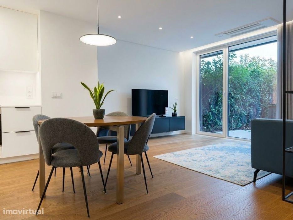 Apartamento mobilado com largo terraço no edifício Paço de Rei Plaza.