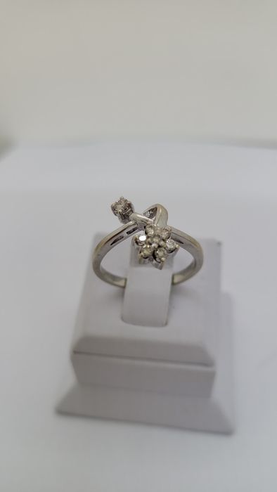 Золота каблучка з діамантами