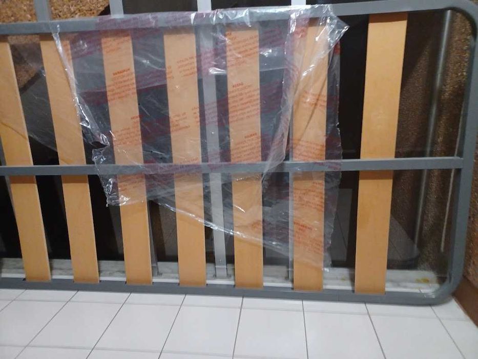 Estrado, Cama e Mesa de cabeceira em muito bom estado 40€ Seixal