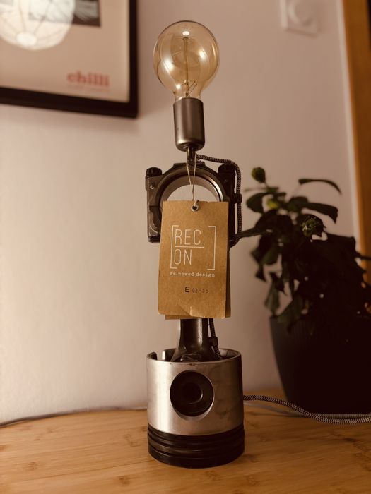 Wyjątkowa lampa stołowa REC.ON – z części samochodowych, nowa!