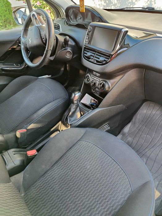Автомобіль  Peugeot 208