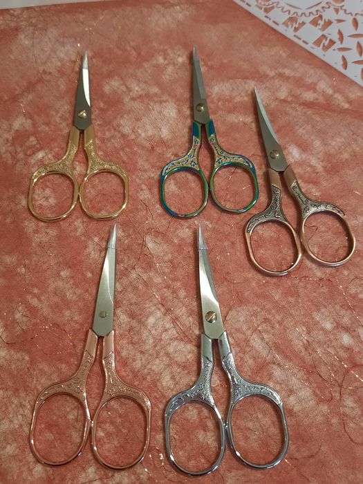 Tesoura de Costura pequena para bordados ou recortes detalhados
