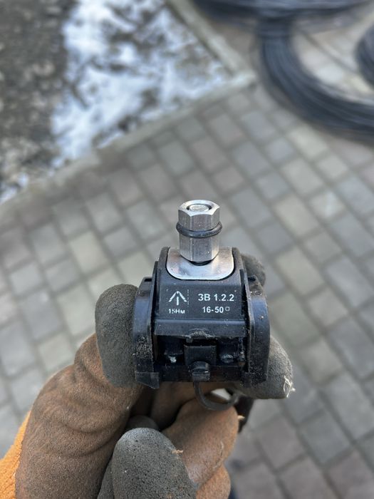 Затискач проколюючий