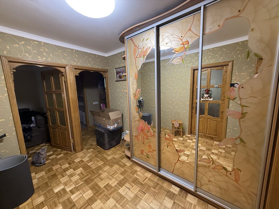 Шафа-купе трьохдверна.