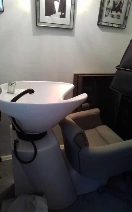 Sprzedam umeblowanie salonu fryzjesrko-kosmetycznego.