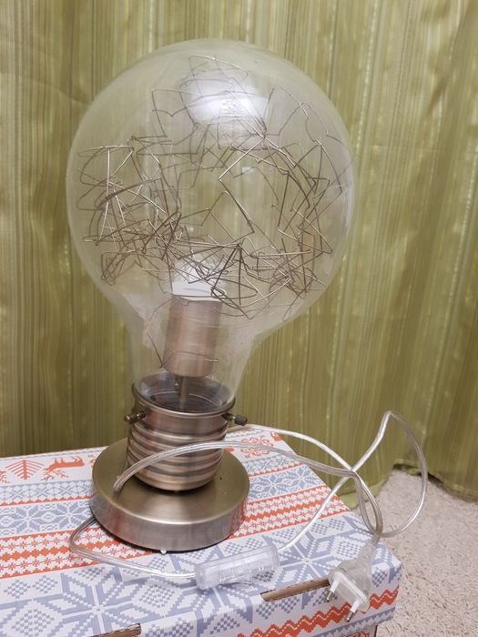 Nowa lampa stojąca Bombilla