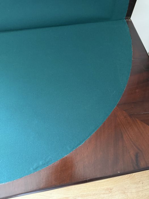 Mesa de jogo em madeira