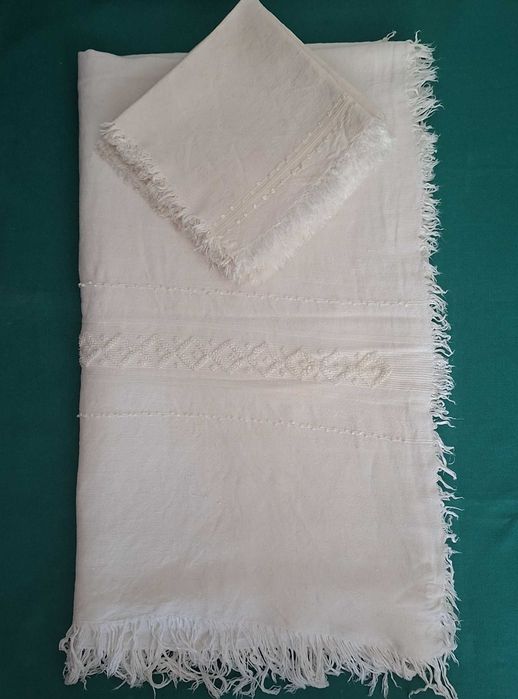 Magnífica Toalha antiga em linho, bordada manualmente, com 06 guardanapos - 260x145cm