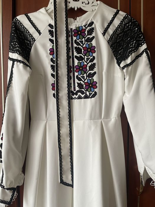 Вишита сукня з обємними рукавами