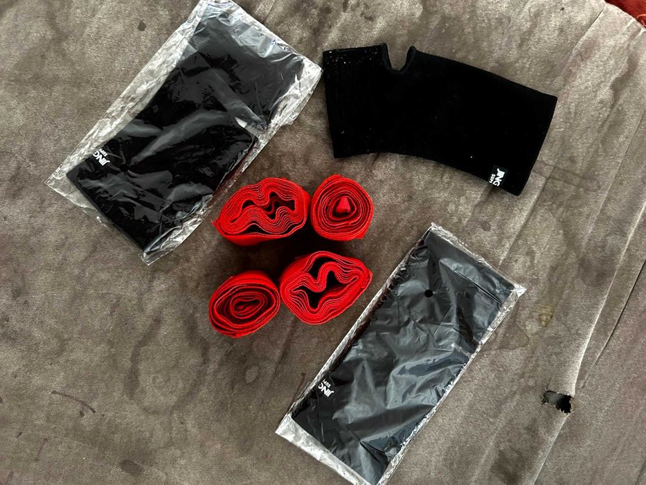 Equipamento Kickboxing/Muay Thai – Luvas, Caneleiras (Como Novo)