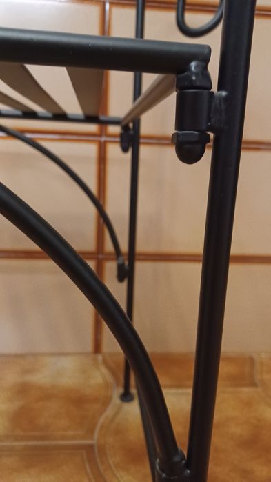 Banco de ferro forjado preto, design clássico