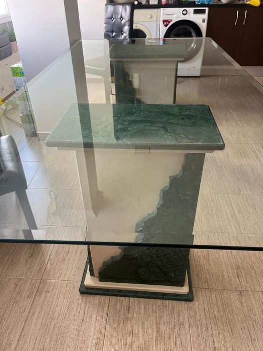 Mesa de Vidro e Pés de Pedra