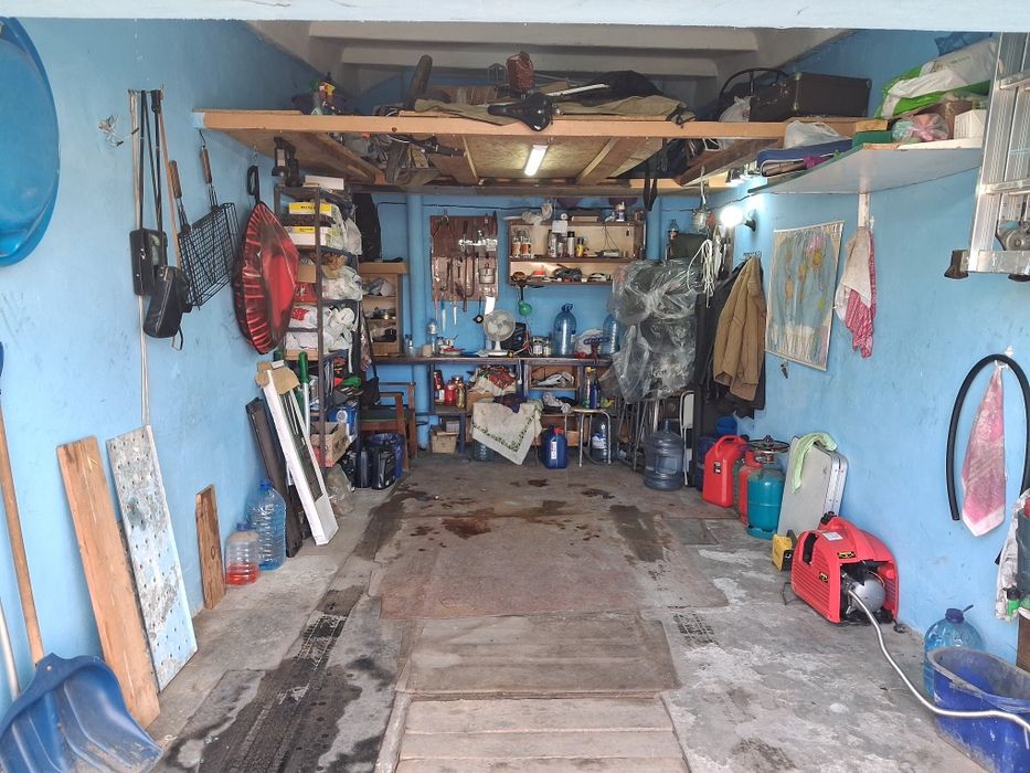 Продаётся гараж кооператив комунар.Возле 24этажки