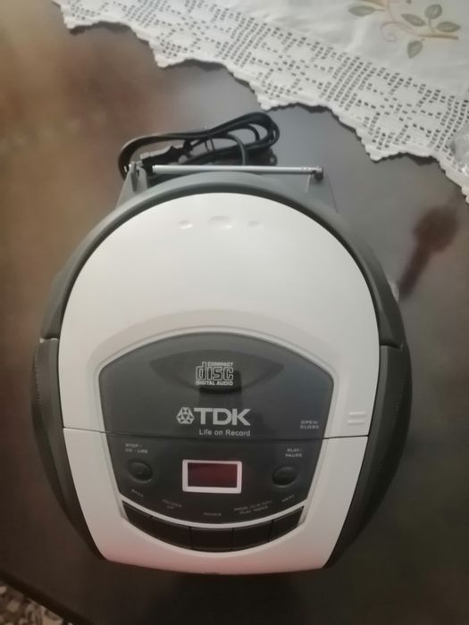 Leitor portátil TDK de CD com radio +2 cortinas de sala .