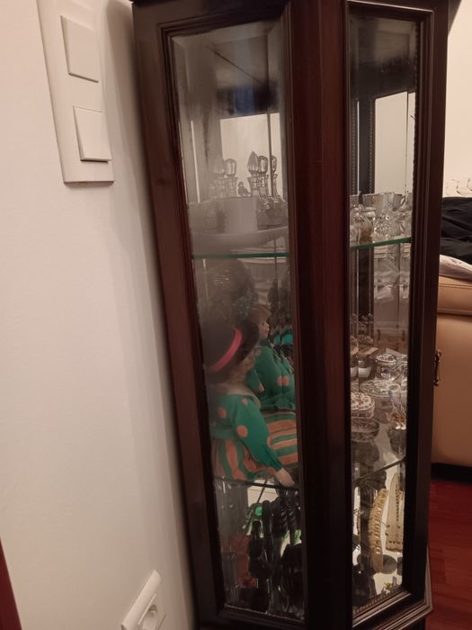 Vitrine em madeira e vidros de boa qualidade