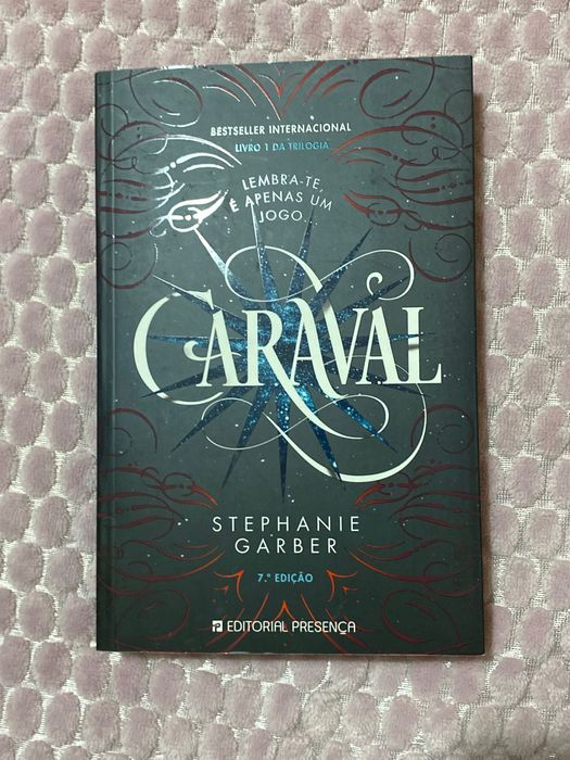 Livro “Caraval”.