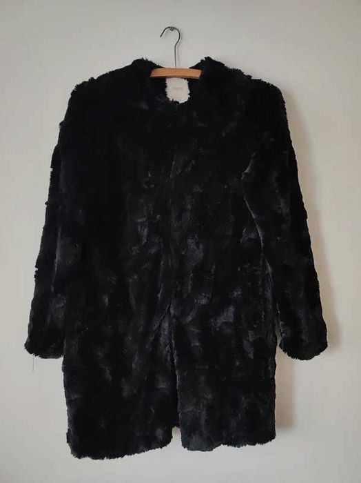 Sztuczne czarne futro Pull & Bear S