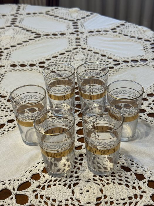 Copos de licor dourados
