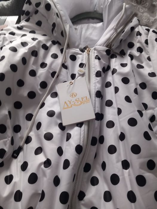 Promocja -NOWA-  kurtka biała w modny print  czarne grochy napisy-piękny print