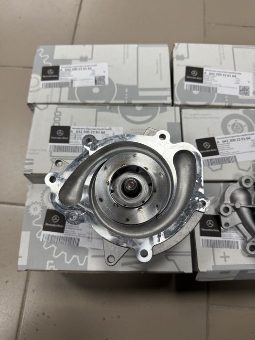 Помпа водяна насос основний охолодження ОМ642 3.0 спрінтер W906 W907