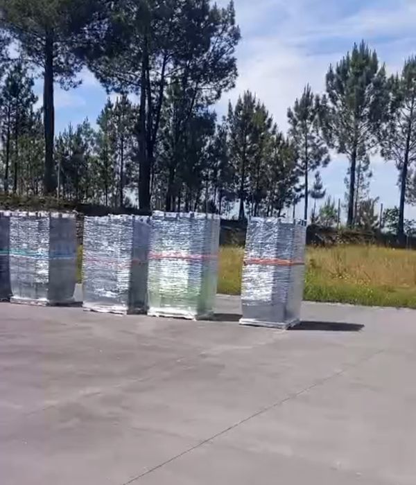 Banco de plástico branco e preto