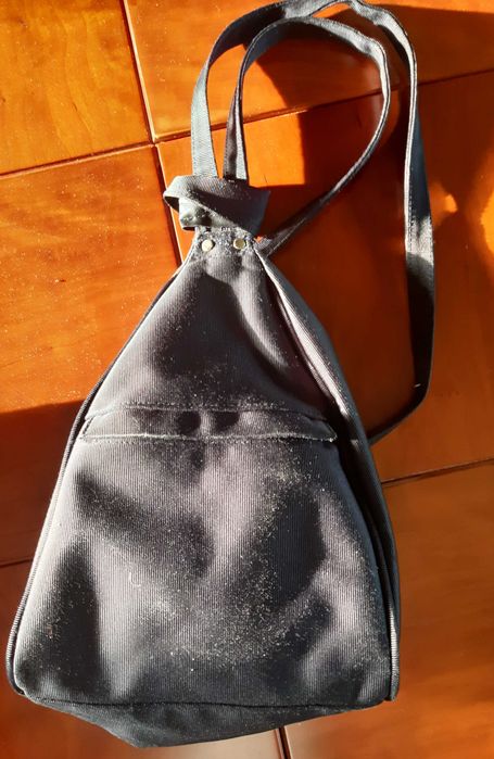 mochila de tecido preto com bolso à frente dos anos 90