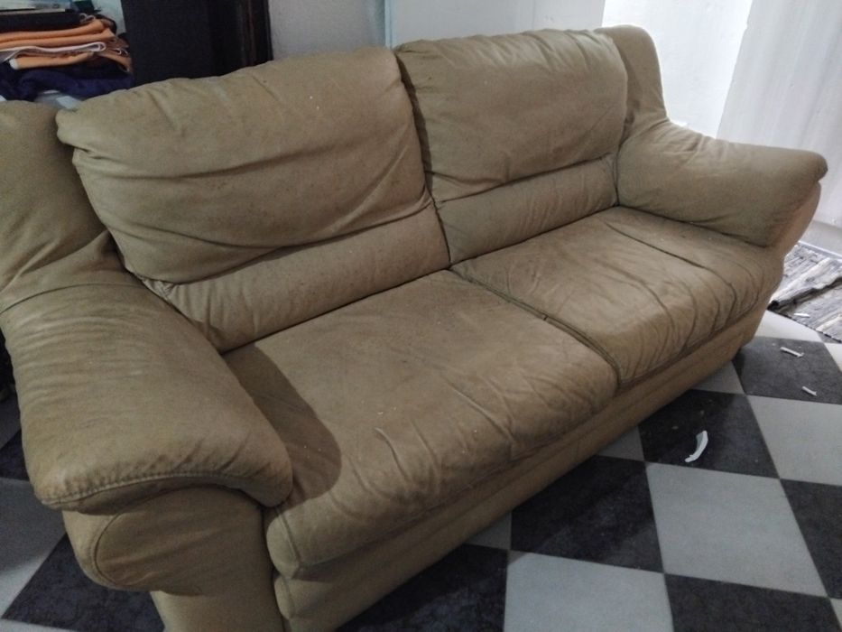 Sofa em Pele Beje