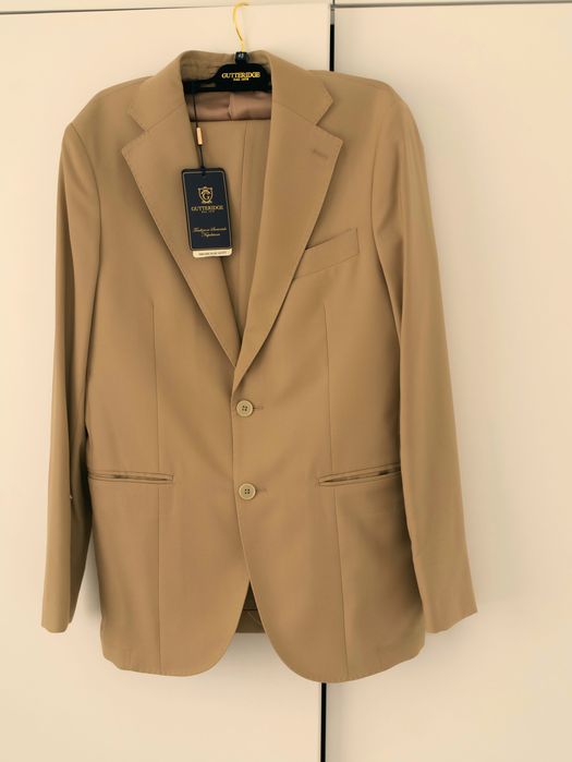 Nowy firmowy garnitur z naturalnej tkaniny.