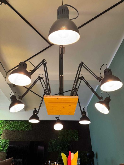 Candeeiro suspenso tipo “Aranha” com 8 luminárias, para mesa de jantar