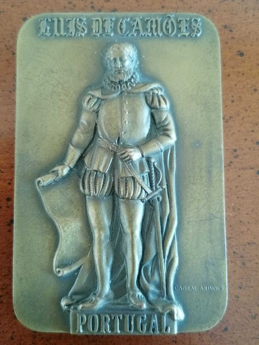 Medalha Alusiva a Luís de Camões, da autoria do Cabral Antunes.