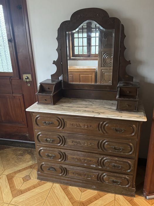 Comuda com espelho antiga