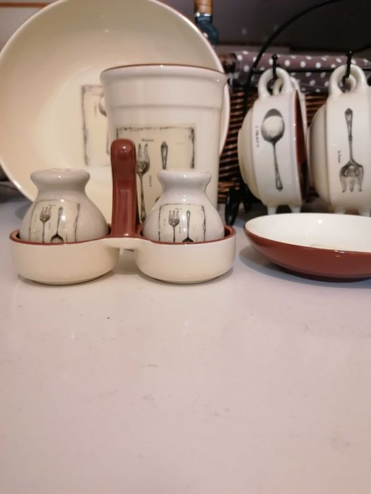 Conjunto de loiça com motivo colher e garfo