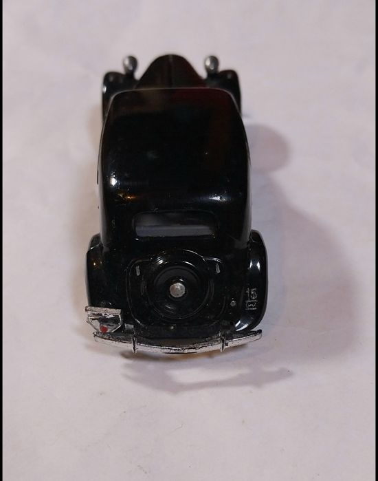 Miniatura Citroen 15 em escala 1/43