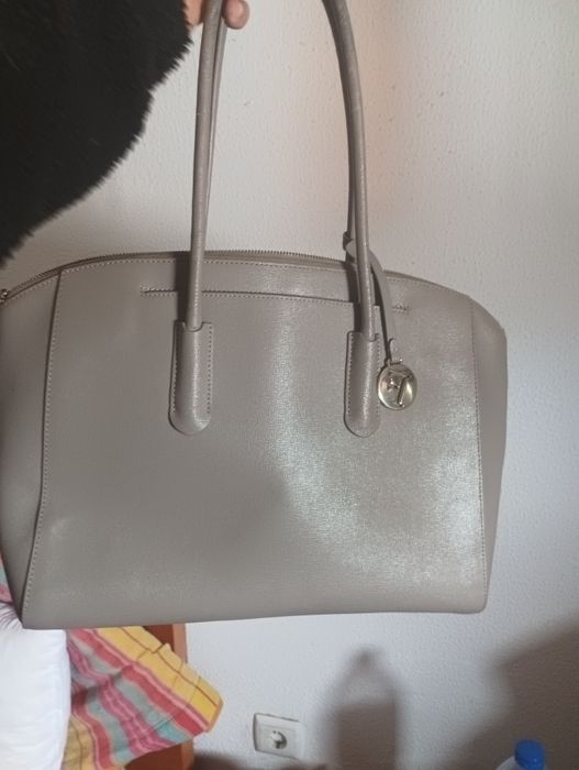 CarteiCarteira Furla Arianna Tote em Pele Saffiano (impecável)
Vendo carteira original Furla, modelo Arianna, e