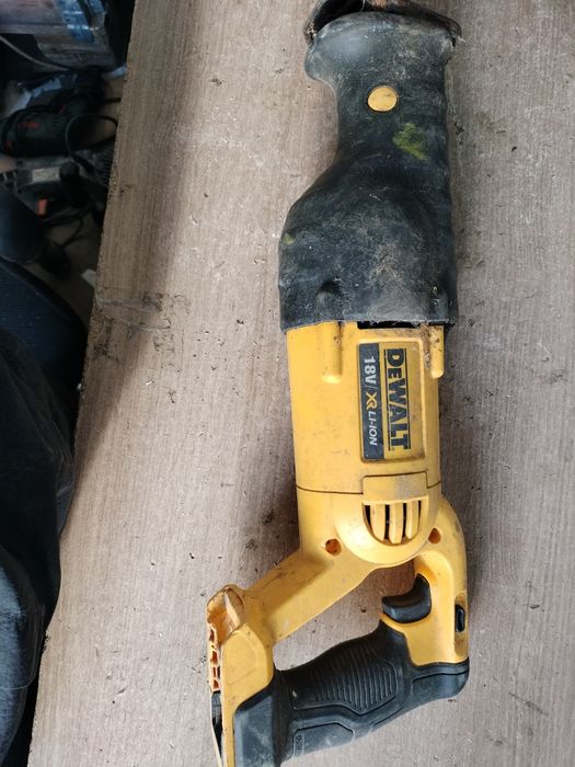 Piła szablasta DeWalt DCS380 nie reaguje na baterie