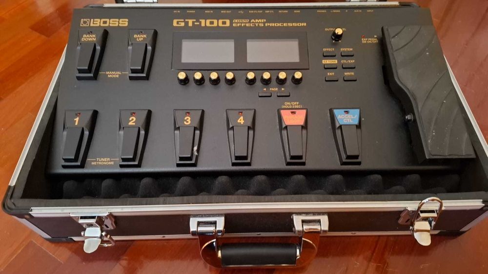 BOSS GT100  pré AMP e processador de efeitos+ case + alimentador