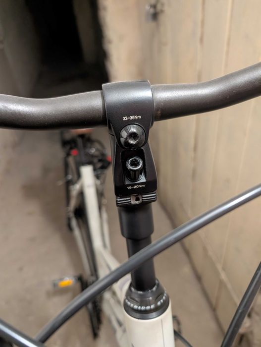 rower trekkingowy damski biały brązowe siedzisko bagażnik