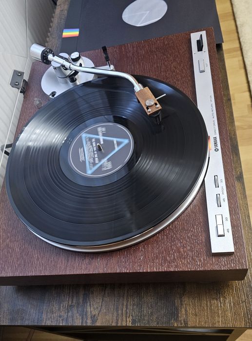 Програвач вінілу Yamaha YP-D4.