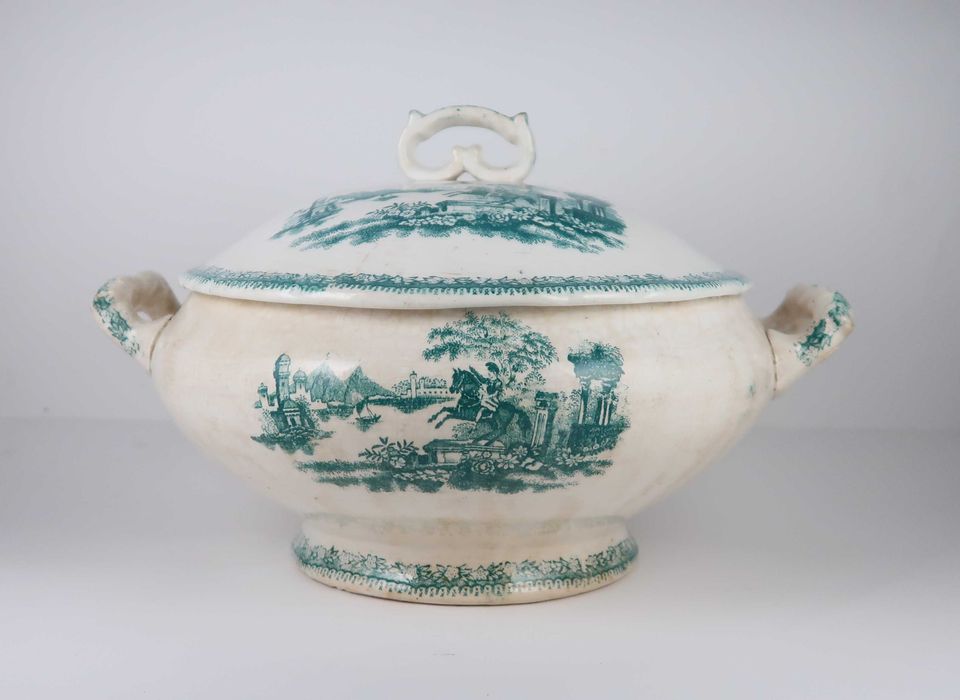 Grande terrina/ prato coberto em faiança do Séc. XIX/XX